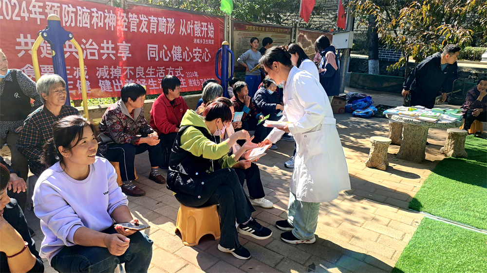 古洞村文明播种人普及养老保健知识。唐县县委宣传部供图