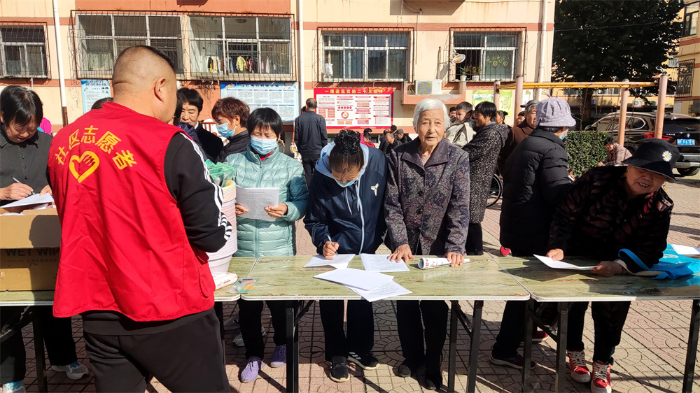 社区志愿者与群众积极互动。唐县县委宣传部供图