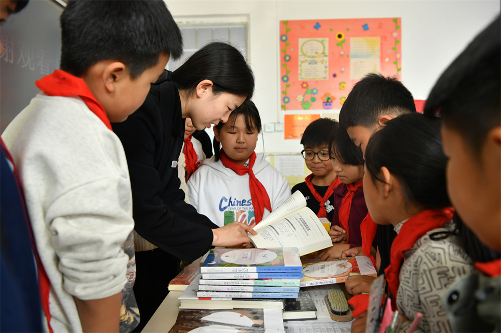10月30日，迁安市新华书店工作人员正在带领沙河驿镇北铺完全小学学生们读书。张泽慧摄