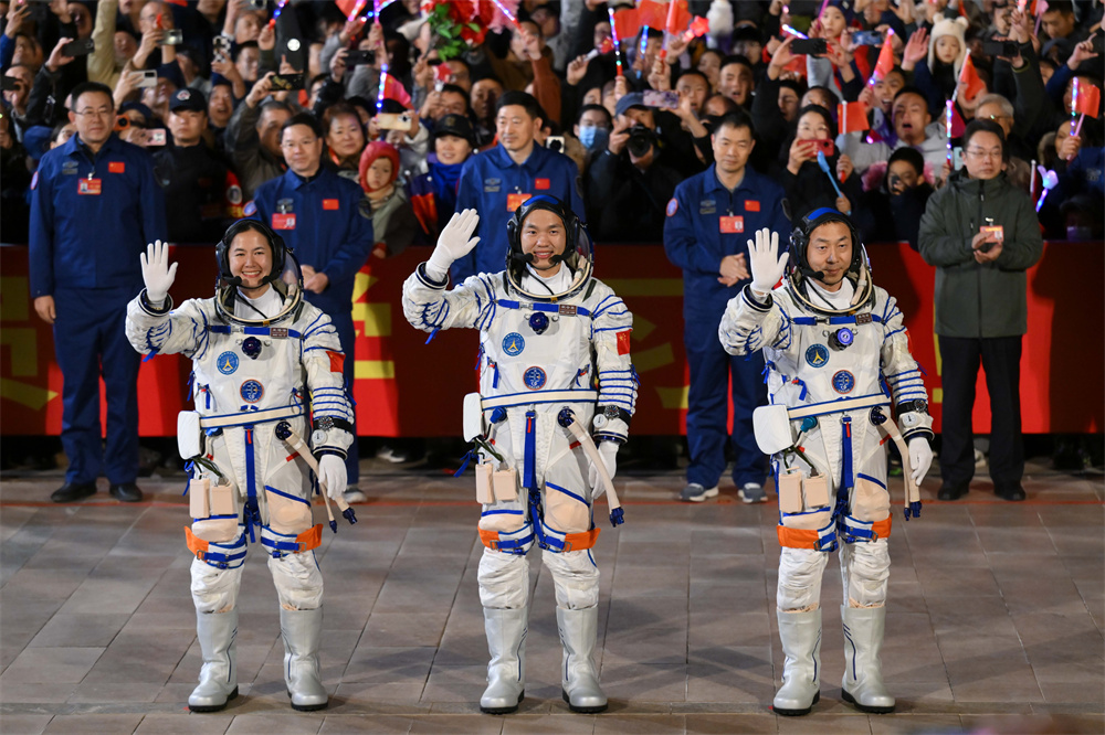 10月30日，神舟十九號載人飛行任務航天員乘組出征儀式在酒泉衛星發射中心問天閣圓夢園廣場舉行。這是航天員蔡旭（右）、宋令東（中）、王浩澤在出征儀式上。新華社記者 李志鵬 攝