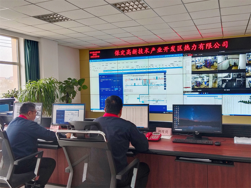 工作人员正在监测智慧供热指挥调度平台数据。李佳琪摄