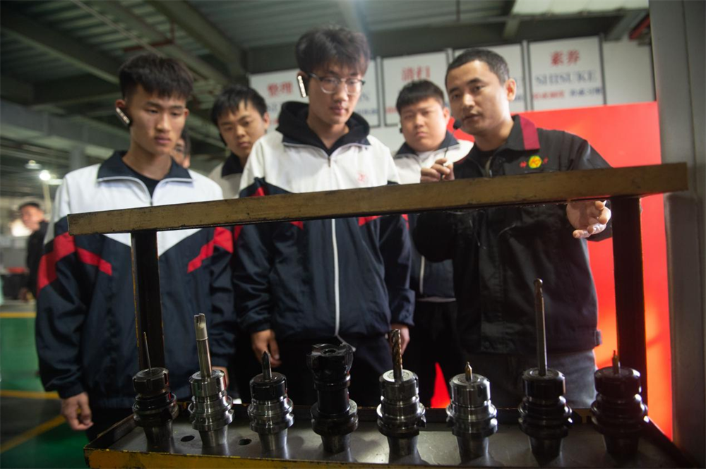 学生们在参观管道装备企业生产的产品。傅新春摄