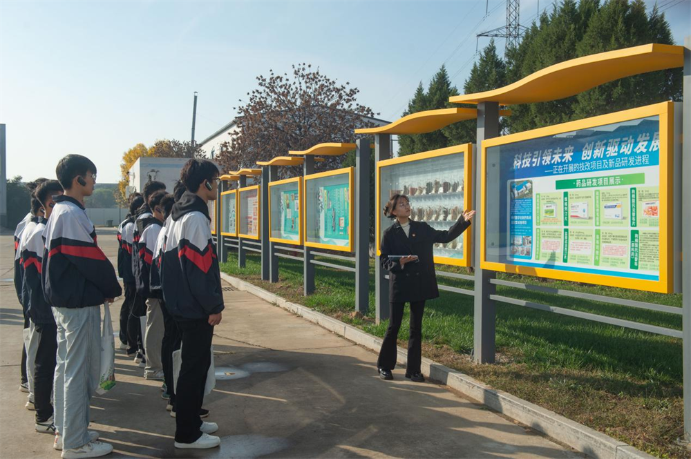 学生们在参观制药企业文化长廊。傅新春摄