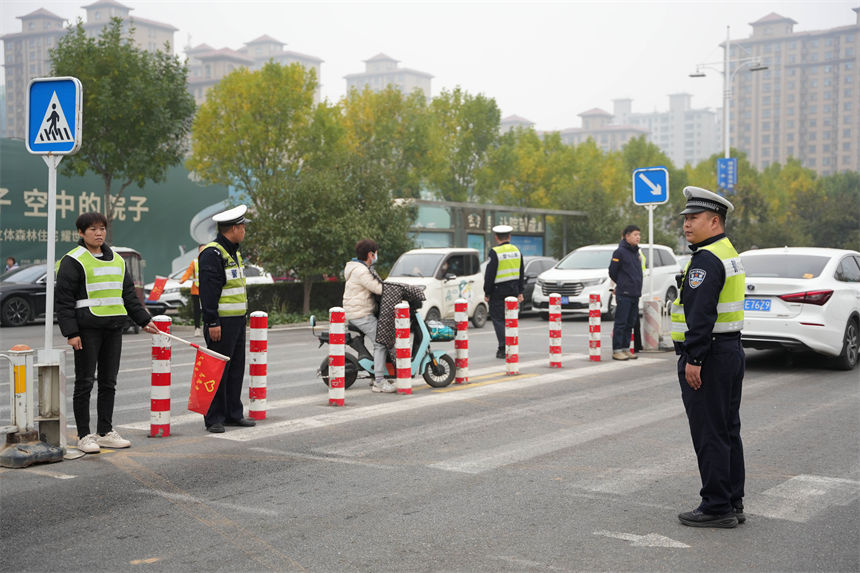 10月31日，在隆堯縣第二實驗小學，學校教師、家長志願者、交警通力配合，組成“護學崗” 。王鑠攝