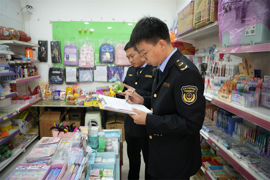 10月31日，在隆堯縣實驗小學，市場監管局工作人員在校外商店進行安全檢查。王鑠攝