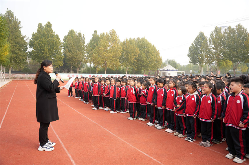 10月31日，在隆堯縣第二實驗小學，學校教師正在對學生開展安全教育。王鑠攝