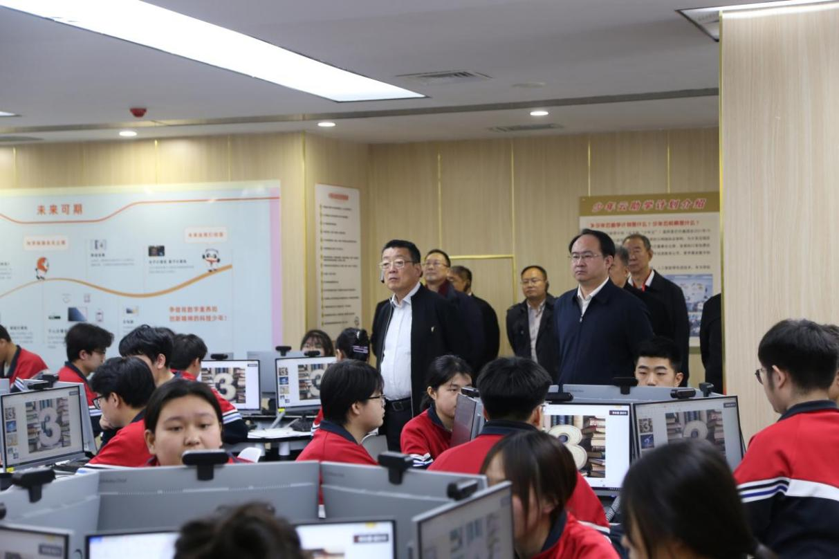 10月31日，与会领导参观阿里巴巴人工智能实训基地。马兵祥摄
