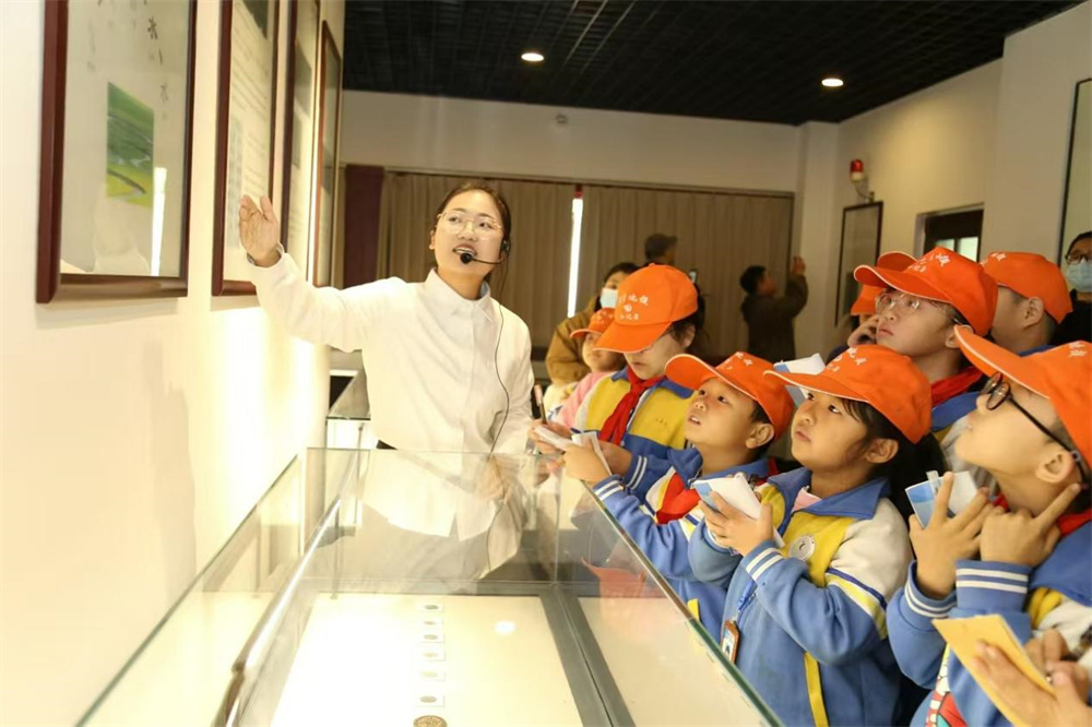 同學們學習了解甲骨文的發展過程。聶影攝