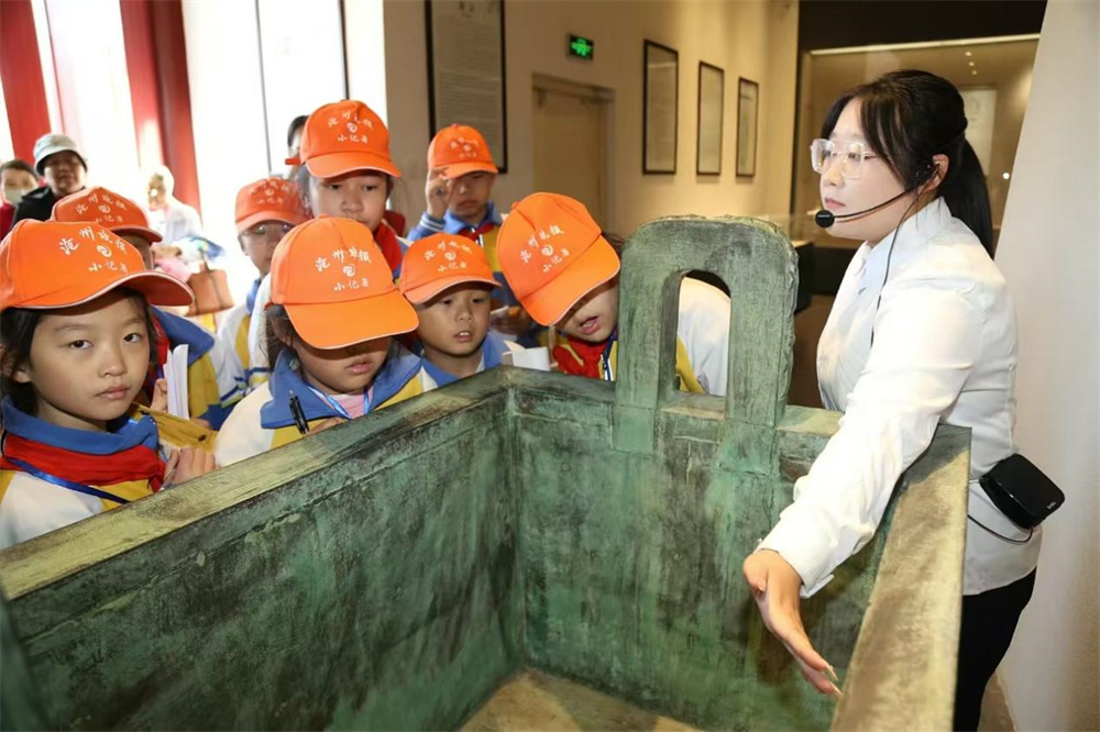 同學們參觀后母戊鼎復制品。聶影攝