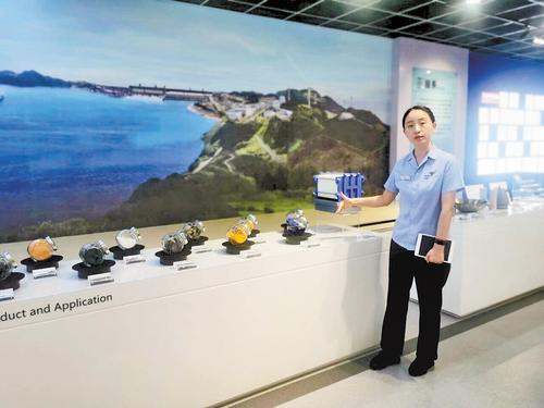 近日，在承德钒钛主题展馆内，工作人员介绍钒钛新材料应用情况。本报记者 姜 艳摄