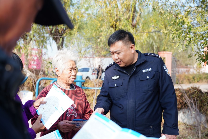 迁安市上庄派出所民警为平林镇村的村民讲解防范非法集资知识。李海欣摄