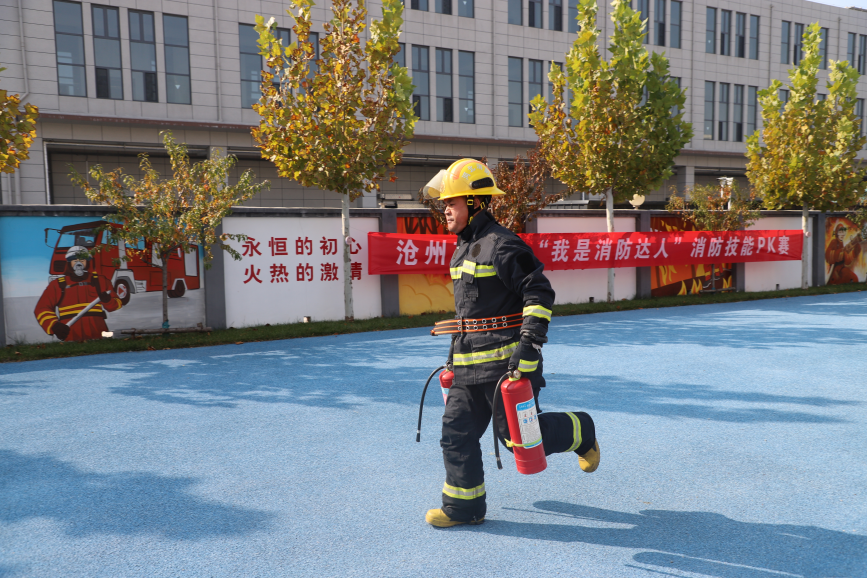 微型消防站人员进行拎灭火器跑并正确灭火竞赛。尹景玥摄