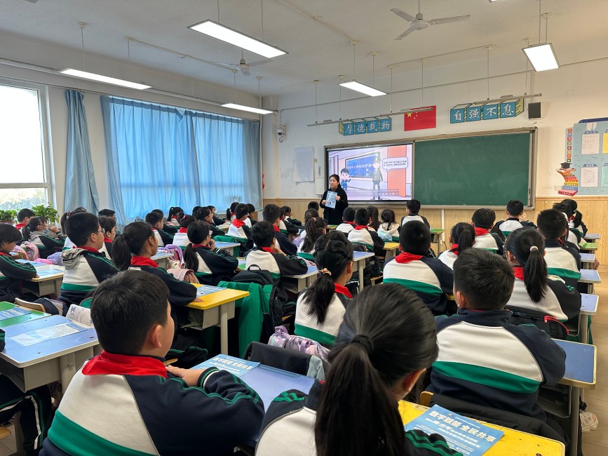 学校开展“青少年网络文明素养”主题班会。齐东青摄