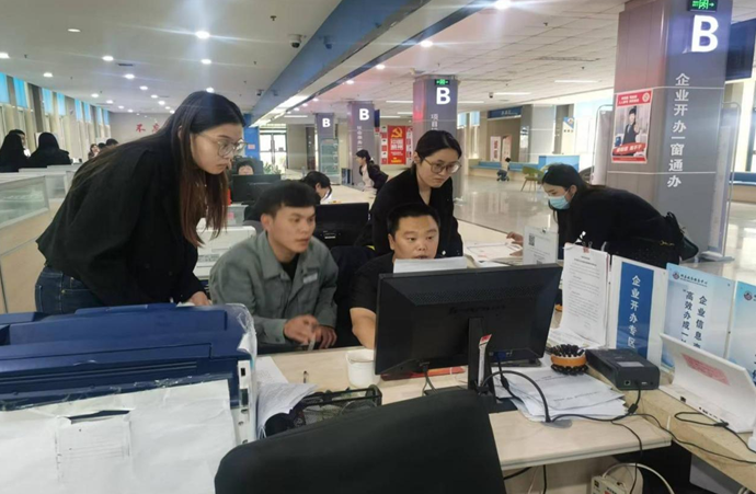 邱县行政审批局工作人员指导企业业主，全程帮办。李世朋摄