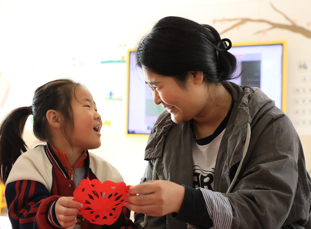 11月4日，杜林鎮中心幼兒園小朋友和家長剪窗花。劉金忠攝
