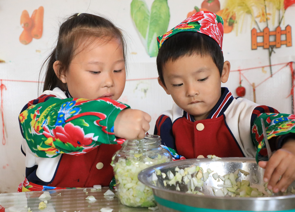 11月4日，杜林鎮中心幼兒園小朋友在制作冬菜。劉金忠攝