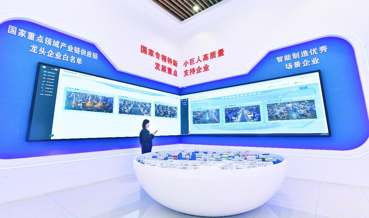 10月29日，在位於滄州市高新區的滄州四星光熱玻璃有限公司，工作人員通過智能制造平台對生產車間進行巡查。苑立偉攝