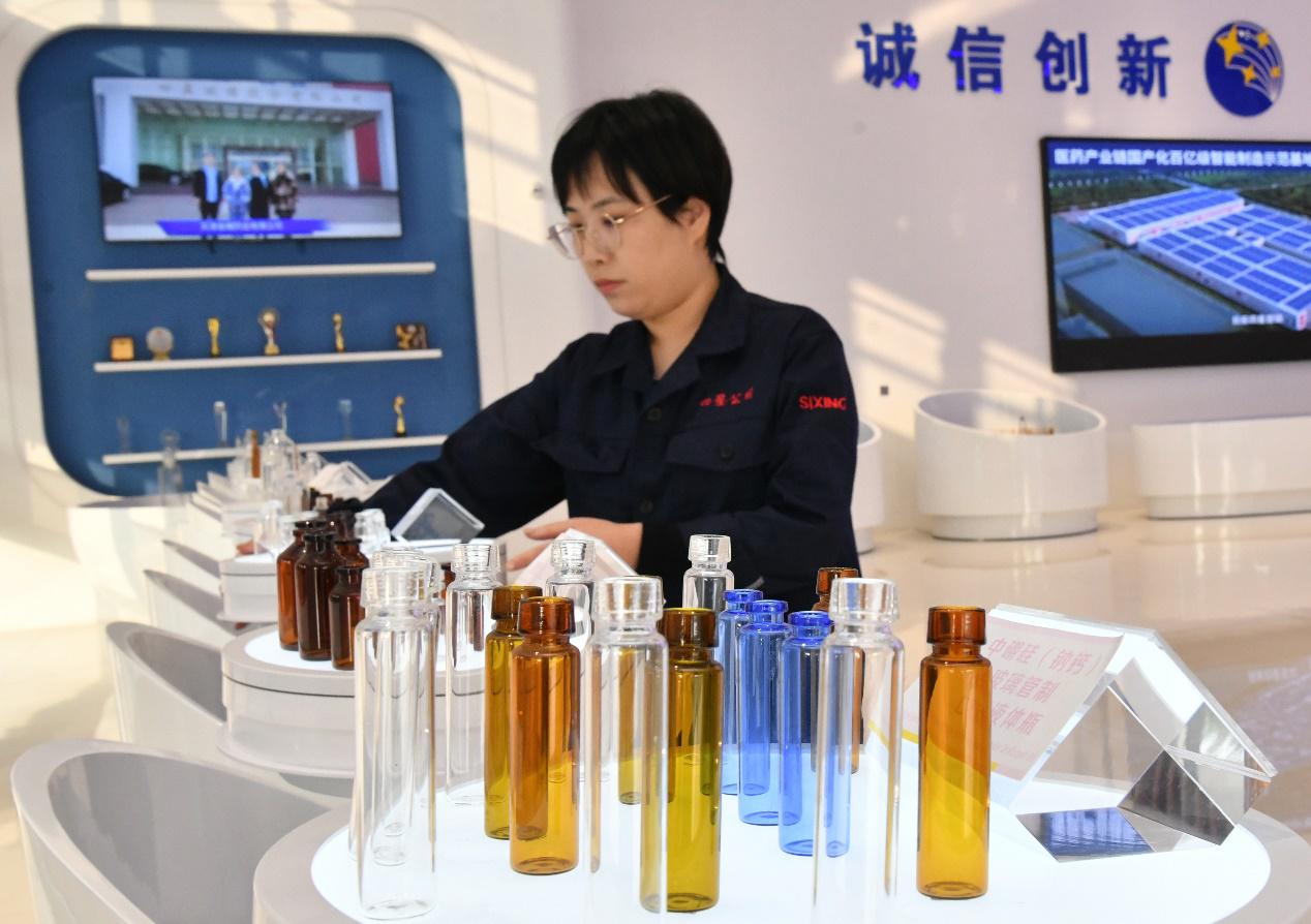 10月29日，工作人員在位於滄州市高新區的滄州四星光熱玻璃有限公司展品室整理展台。苑立偉攝