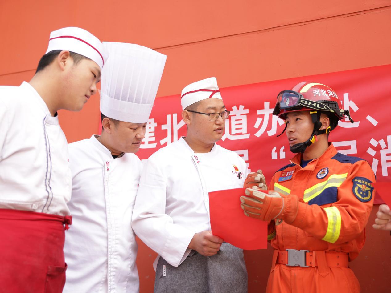 消防救援队员结合不同职业、不同工作场合对常见消防安全隐患进行现场宣传讲解。杨晨摄