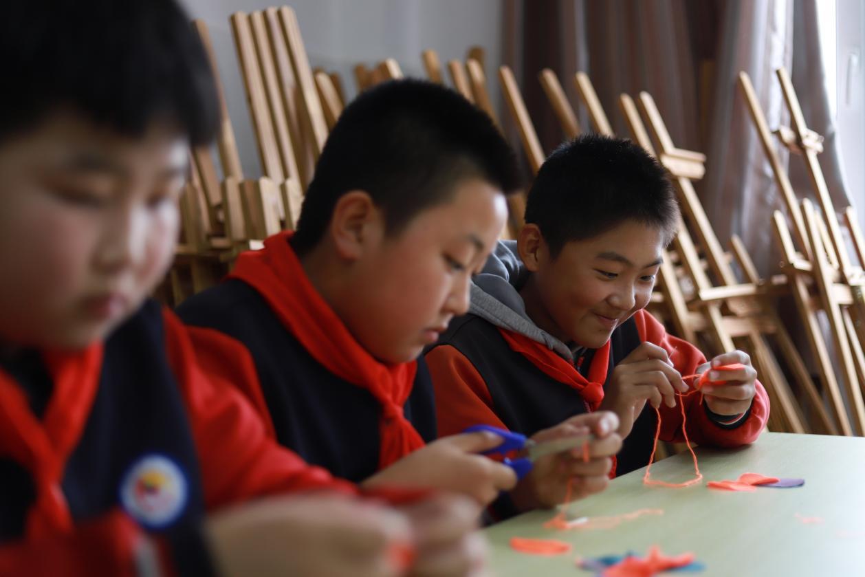 学生体验传统手绣技艺。杨洋摄