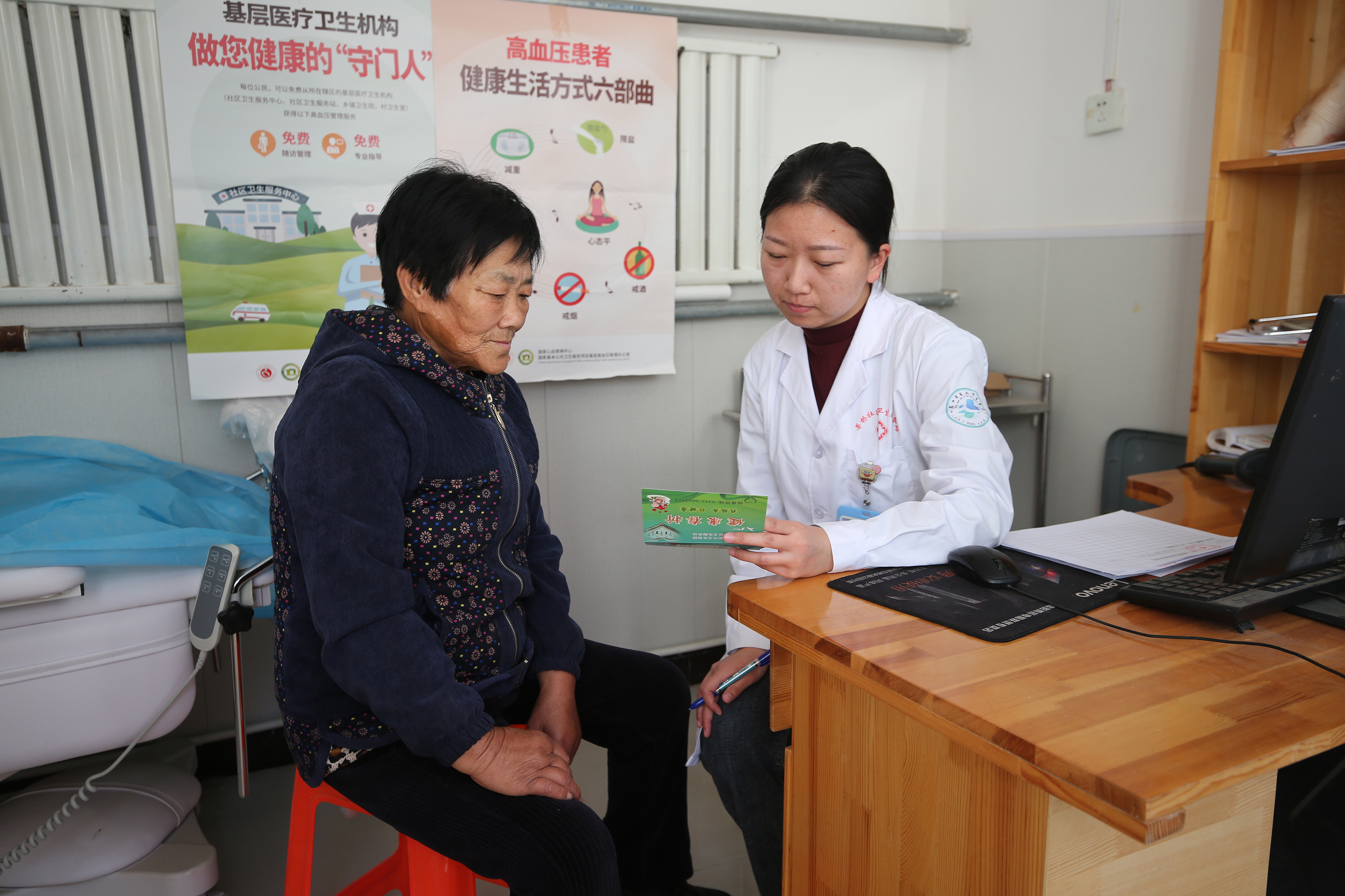 11月5日，医护人员为居民进行健康积分兑换。李继业摄