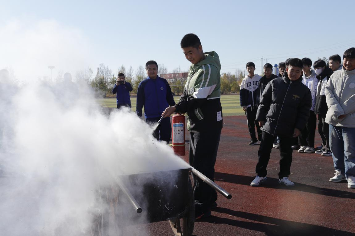 黄骅市齐家务中心校学生练习使用灭火器。赵俊杰摄