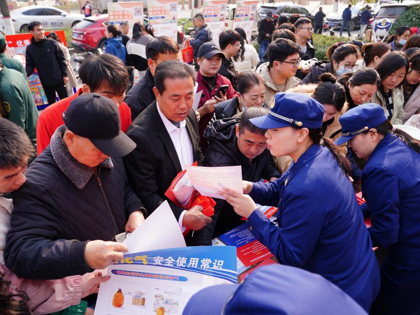 消防员为群众讲解消防安全知识。孙珞瑜摄