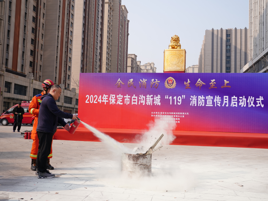 群众在消防员的指导下学习使用灭火器。孙珞瑜摄