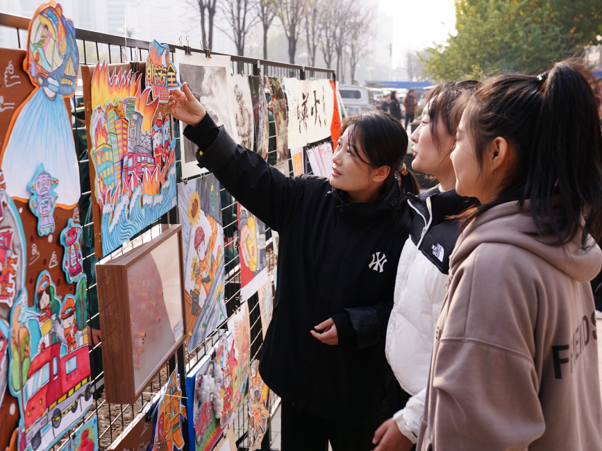 群众参观消防主题创意文创展。孙珞瑜摄