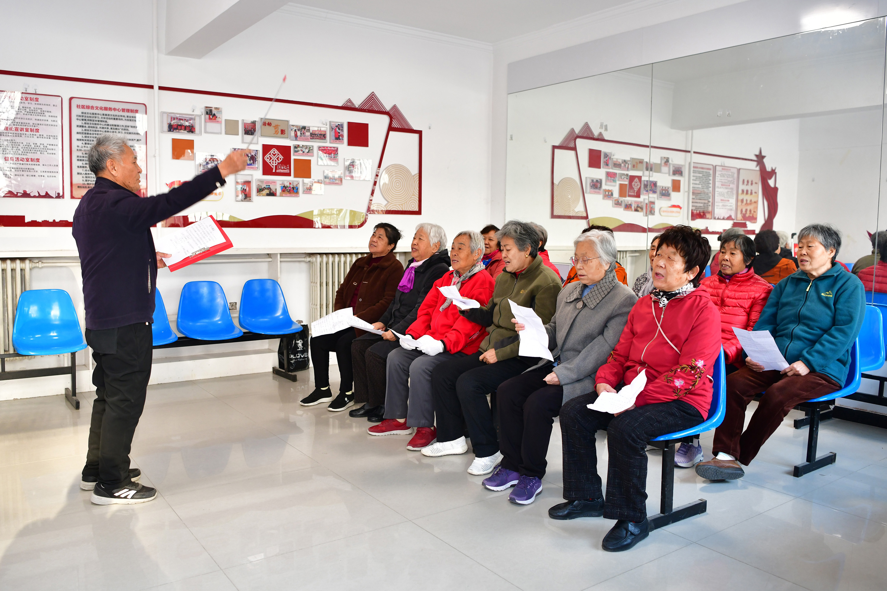 11月7日，铁路社区“老年大学”声乐课上，老师带领老年人练习合唱。侯虓摄