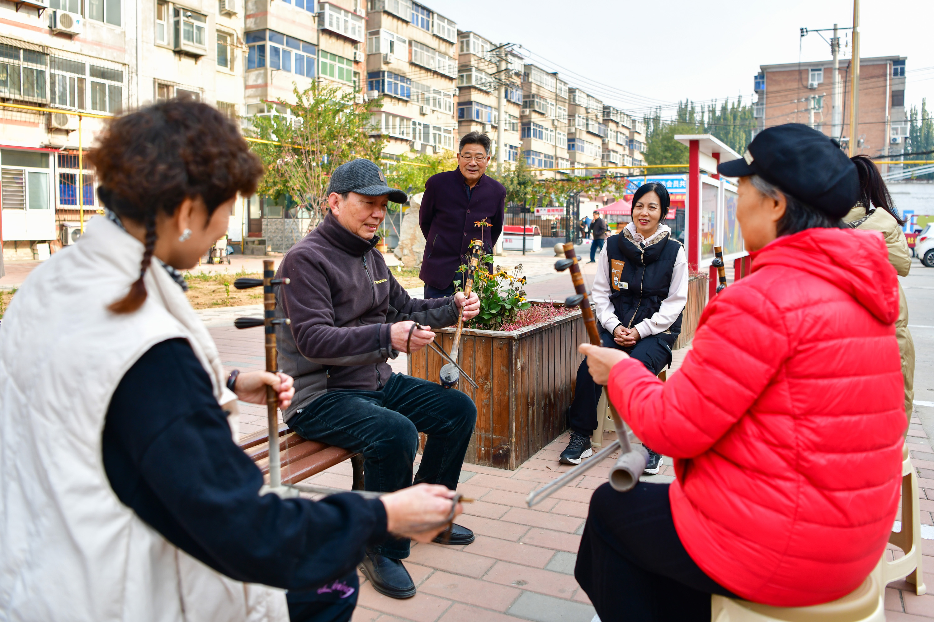 11月7日，铁路社区“老年大学”器乐课上，老师指导大家演奏二胡。侯虓摄