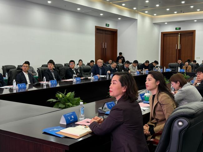 与会人员聆听主题演讲。刘奥文摄