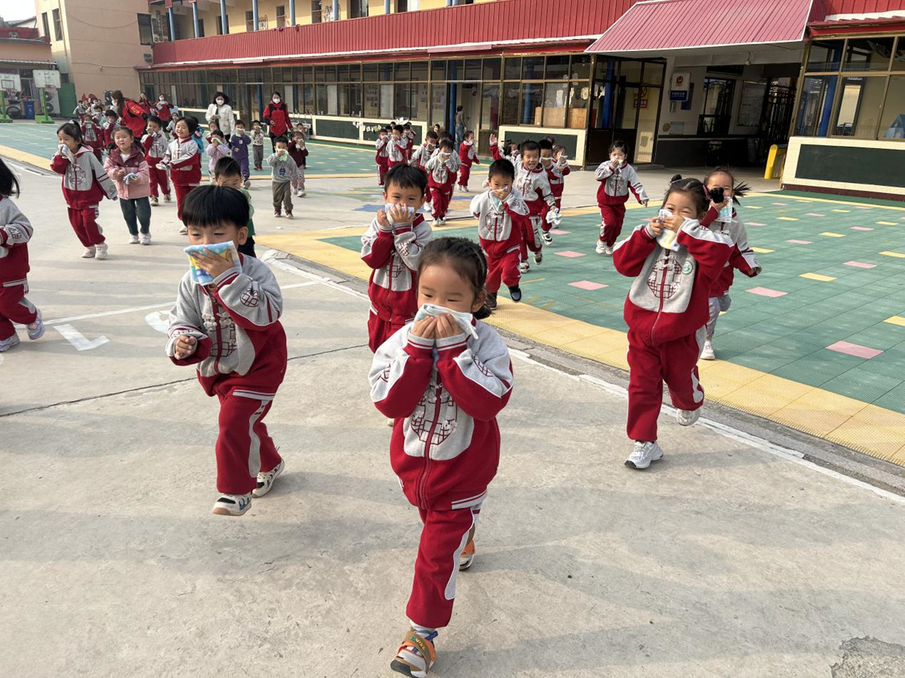 安国市第二幼儿园疏散演练现场。金伟摄