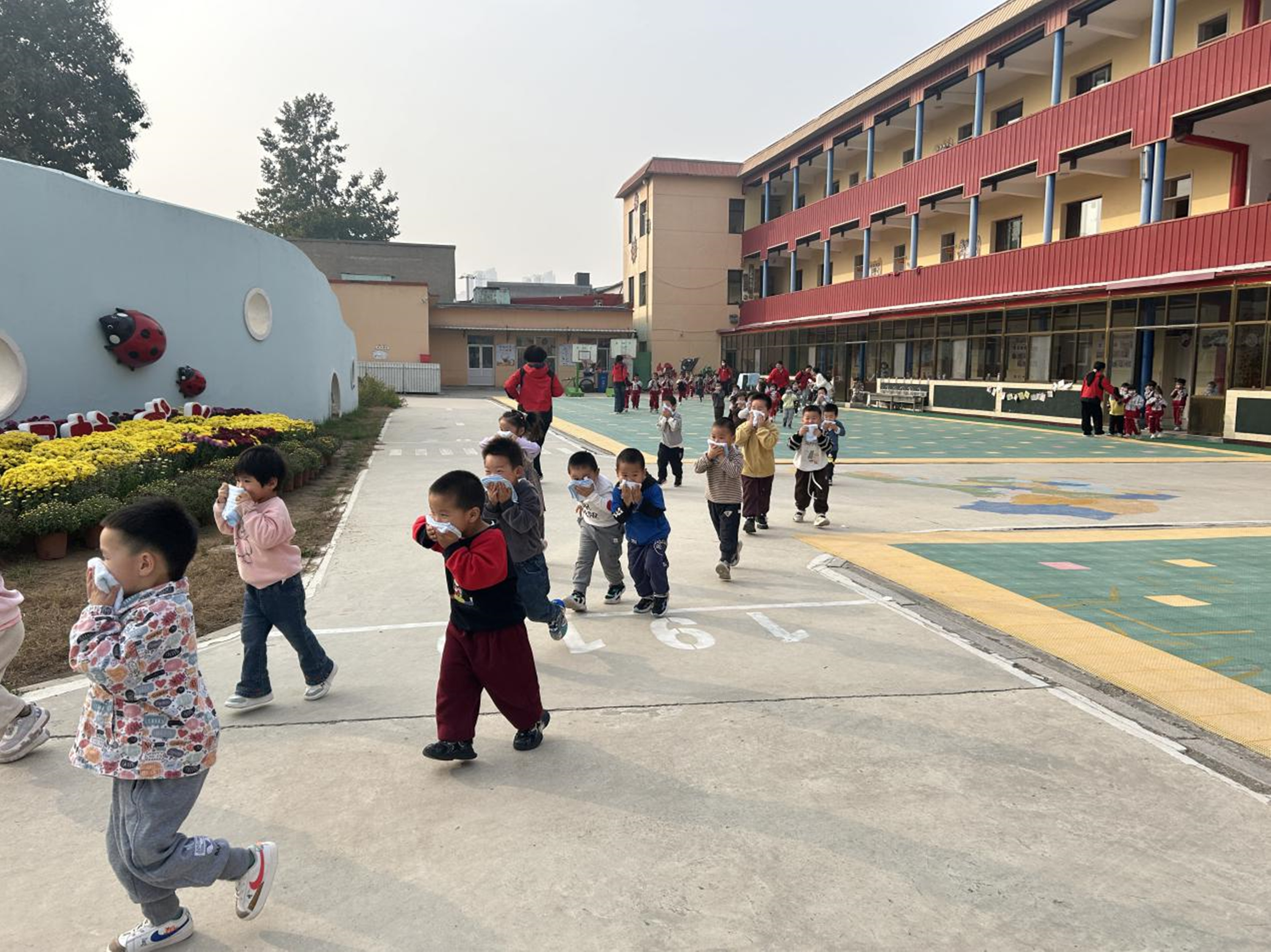安国市第二幼儿园疏散演练现场。金伟摄