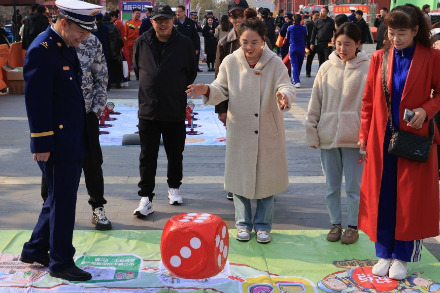 活动现场，进行消防飞行棋、消防套圈游戏。吴宇涛摄