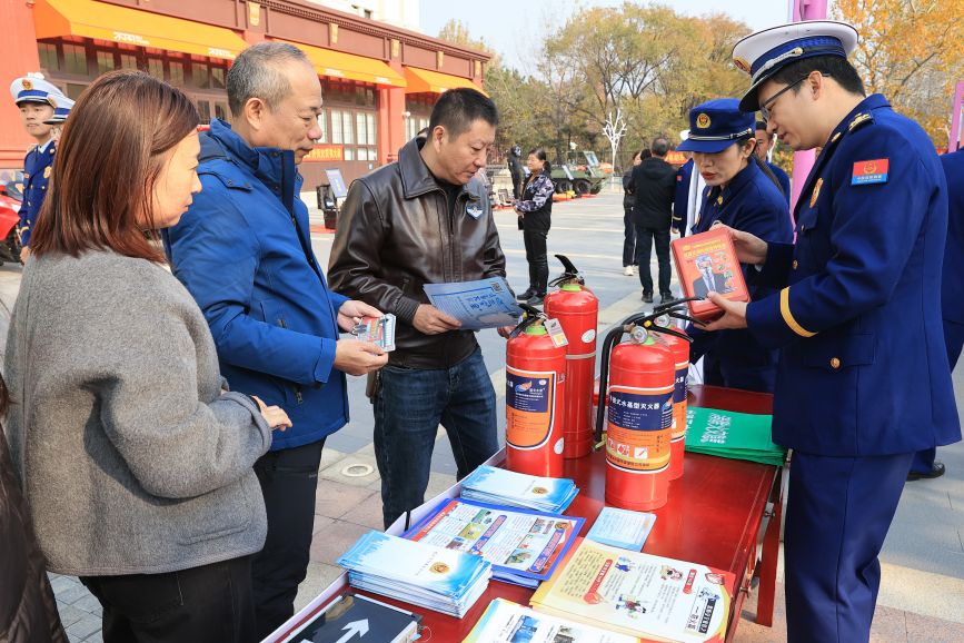 活动现场为百姓普及消防知识。吴宇涛摄