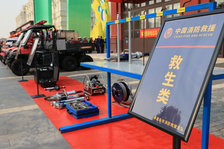 活动中消防装备器材展示区域。吴宇涛摄