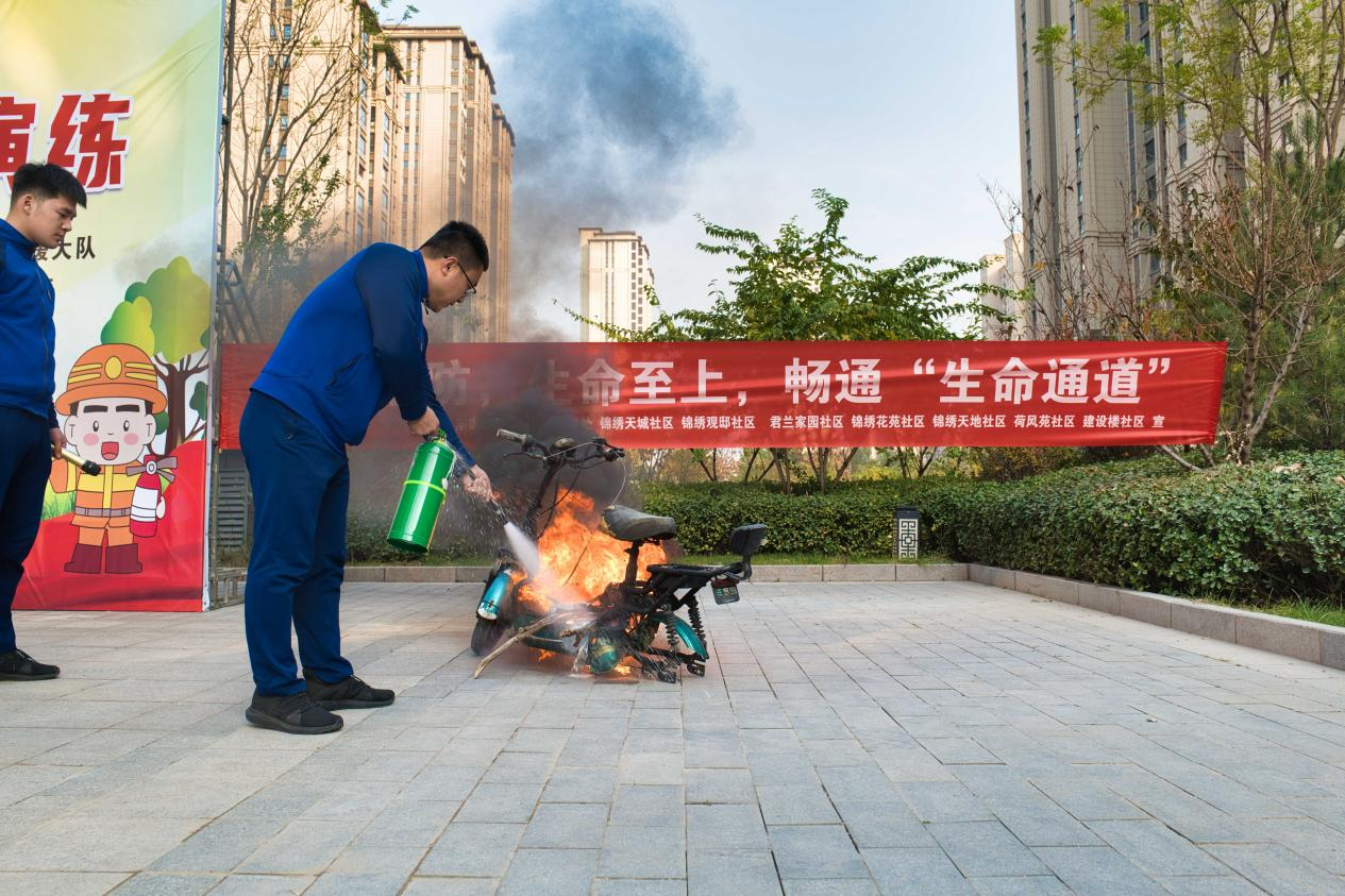 丰南区消防救援大队的消防人员向居民讲解日常火灾灭火方法。毕帅摄
