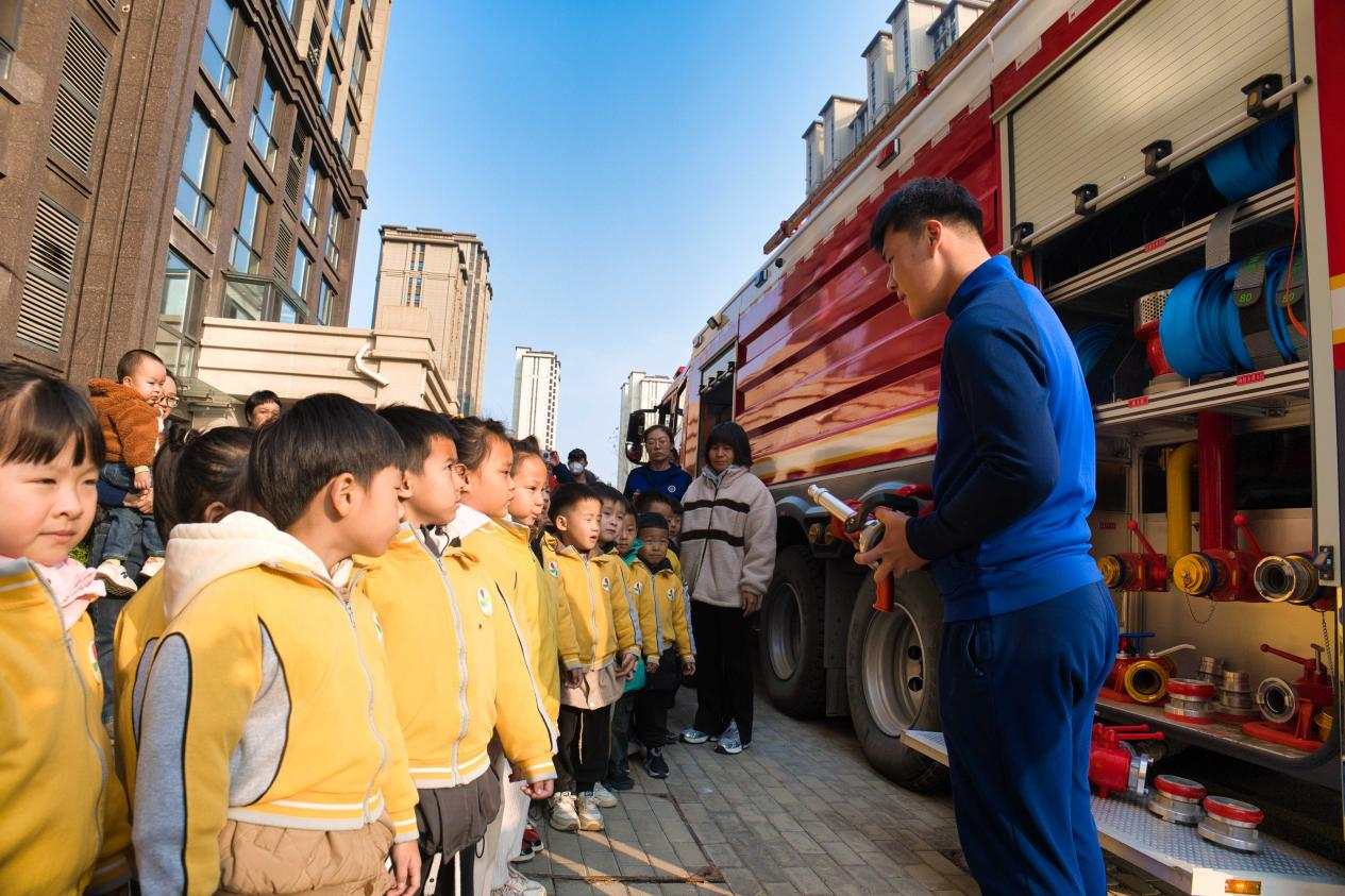 豐南區消防救援大隊的消防人員帶領幼兒園小朋友參觀消防車。畢帥攝