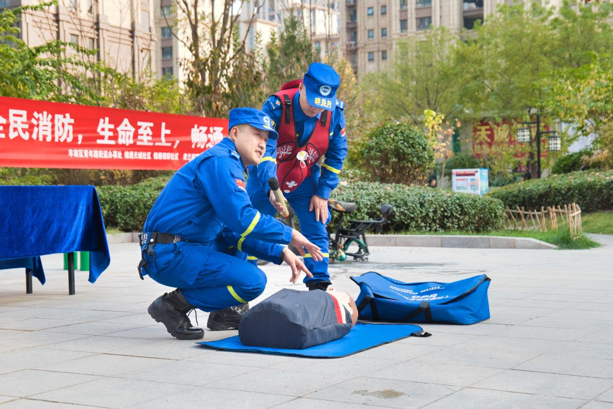 蓝天救援队成员向居民讲解急救知识。毕帅摄