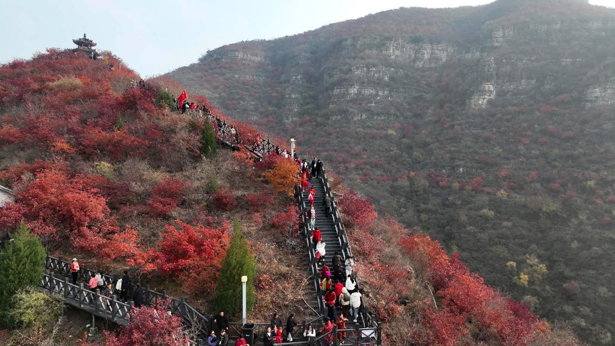 11月8日，易縣、蠡縣兩地新聞工作者徒步保定太行步道（狼牙山段）。左曉東攝