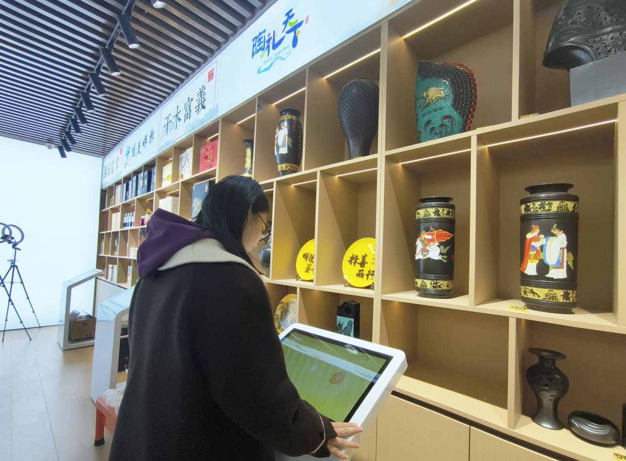 “陶礼天下”馆陶县特色产品展销门店内特色产品展示。郝立翠摄