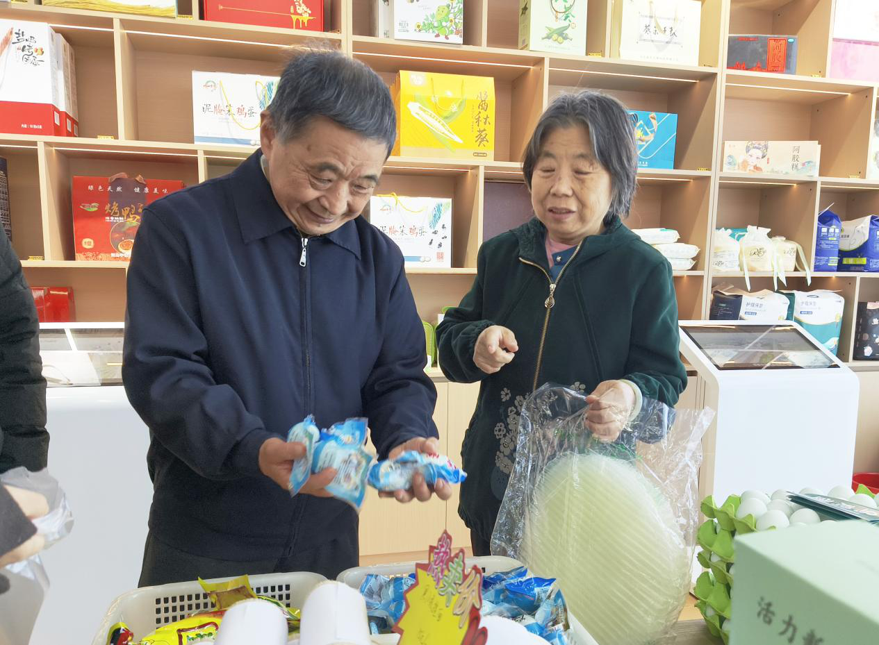 消费者在“陶礼天下”馆陶县特色产品展销门店选购产品。郝立翠摄