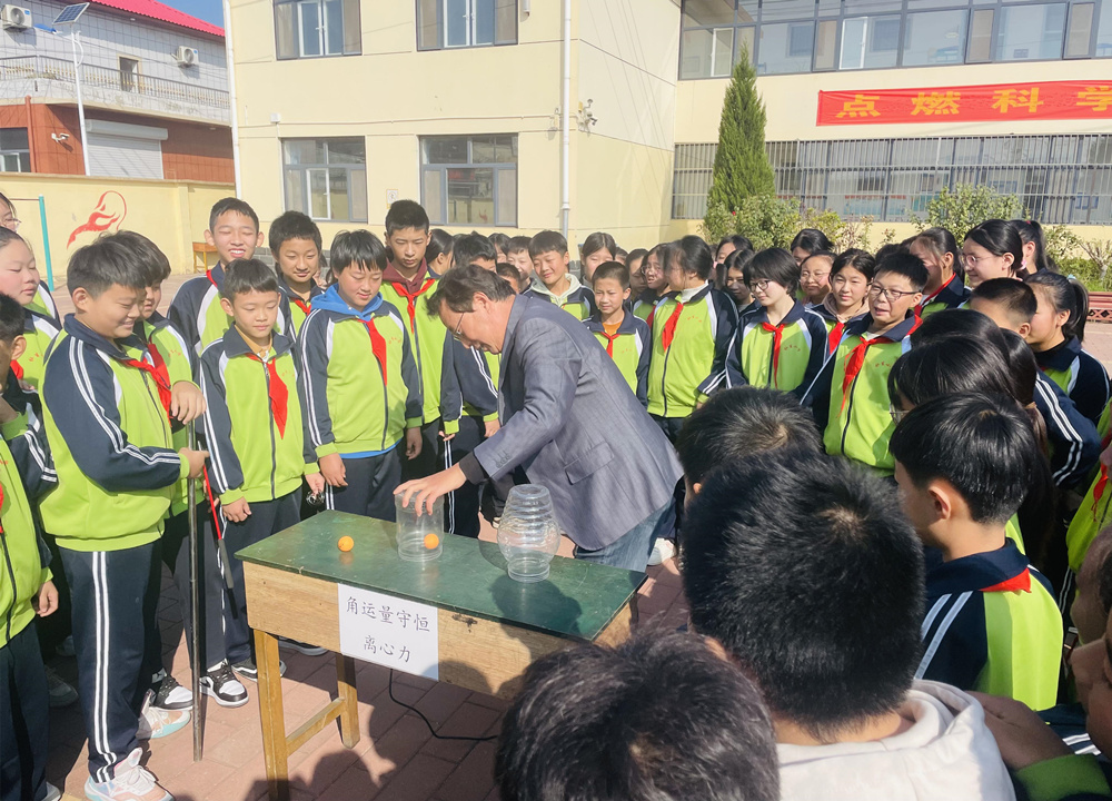 杜生镇杜生小学科学社团探究离心力的奥秘。冯淑君摄