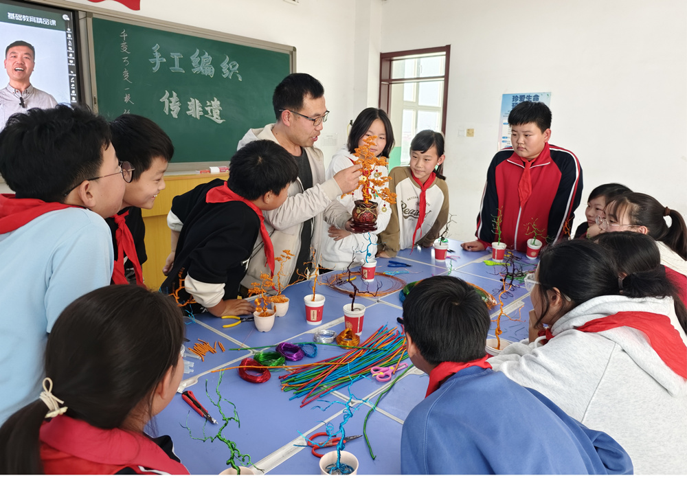 李天木镇北阁小学手工社团巧做智慧树。高会贤摄