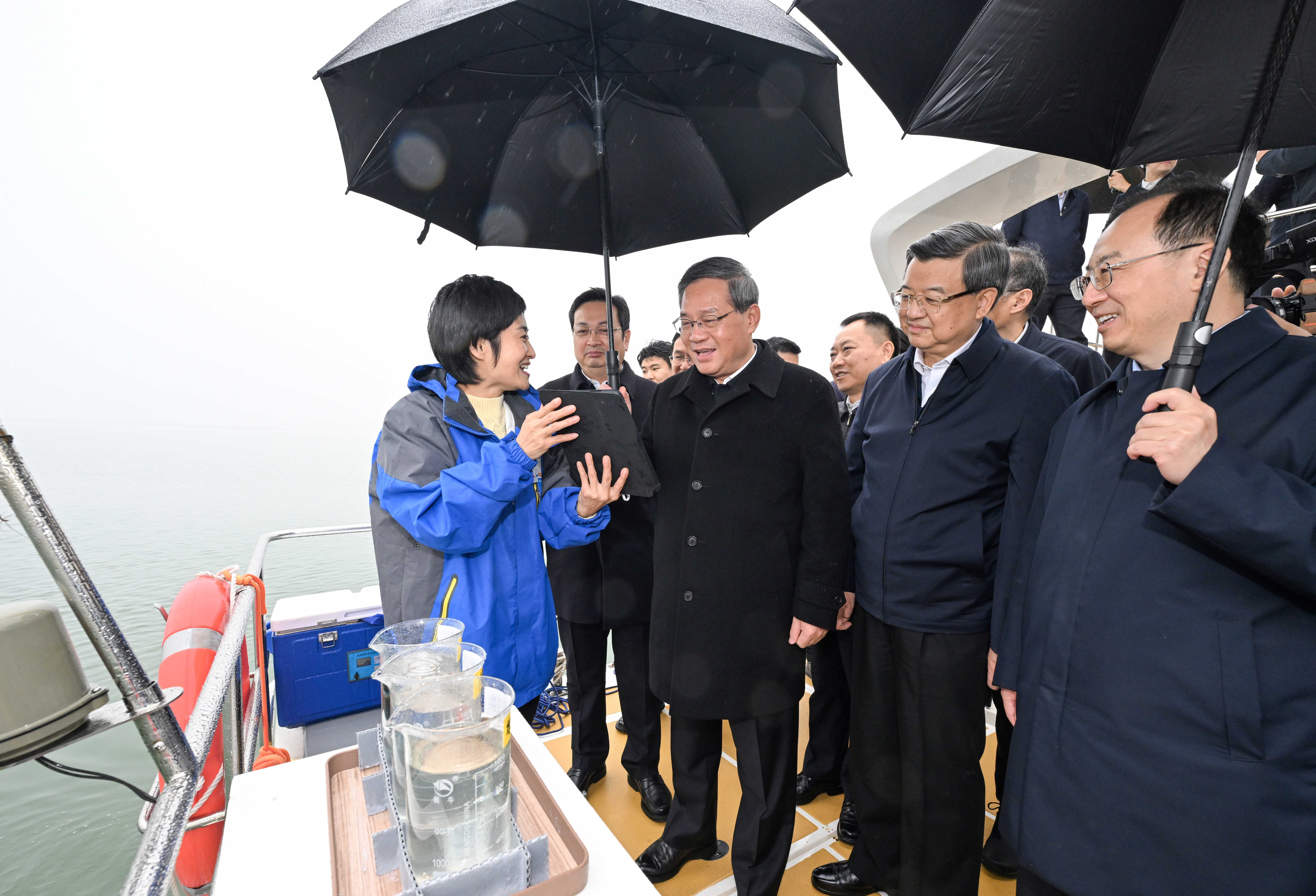 11月13日,中共中央政治局常委、國務院總理李強在河北調研。這是李強在白洋澱詳細了解生態環境治理保護情況。新華社記者 饒愛民攝