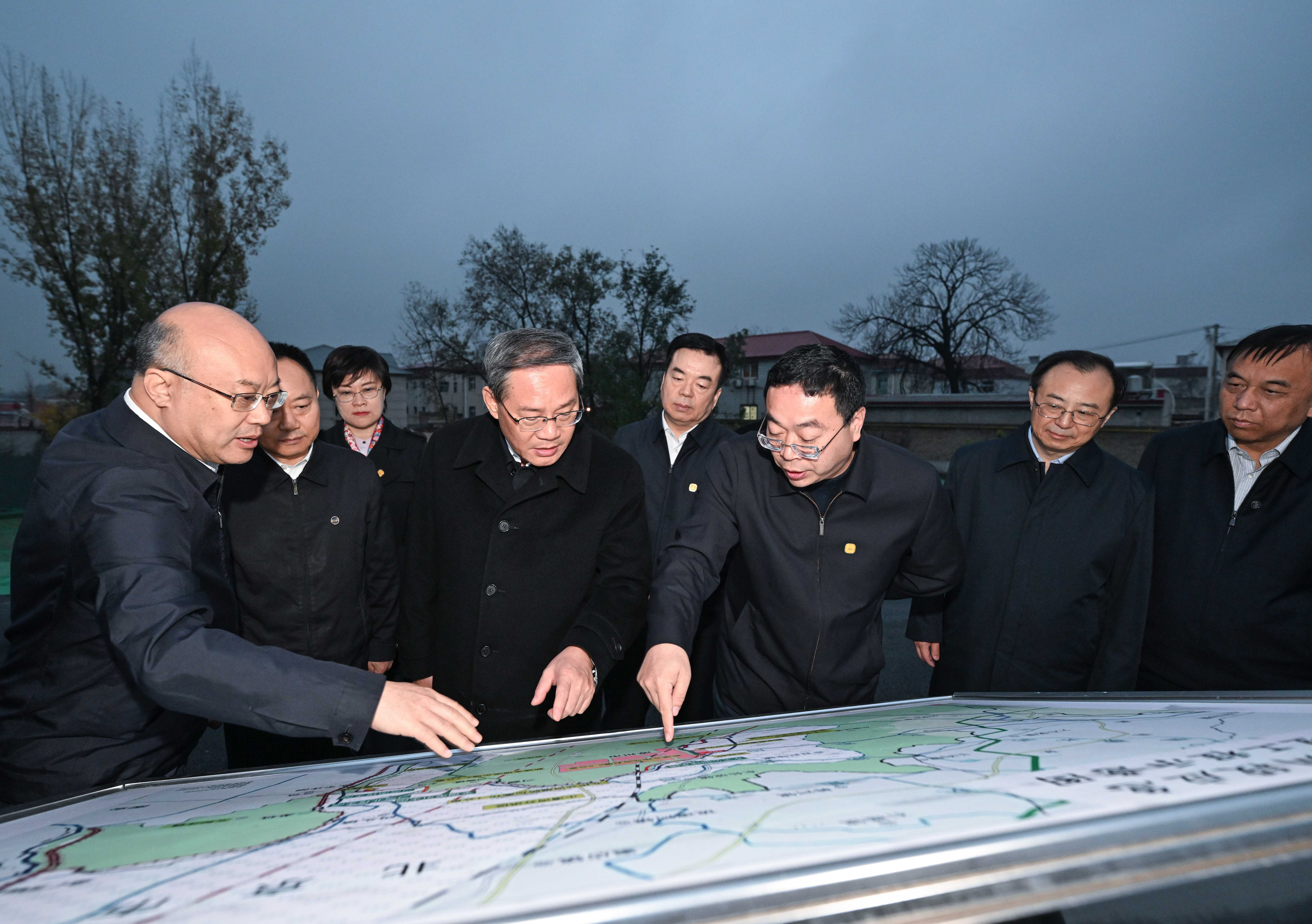 11月13日,中共中央政治局常委、國務院總理李強在河北調研。這是李強在涿州市小清河分洪區南圍堤建設工程現場,察看項目最新進展,聽取河北省災后重建重大水利工程等情況匯報,與設計施工監理人員交流。新華社記者 饒愛民攝