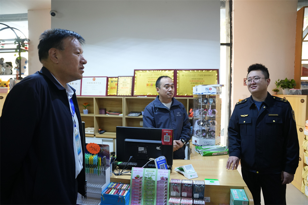 11月13日，隆尧开展“扫黄打非”专项联合执法行动。王铄摄