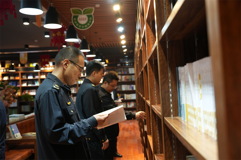 11月13日，隆尧开展“扫黄打非”专项联合执法行动。王铄摄