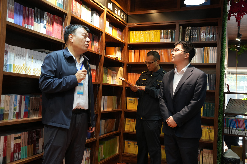 11月13日，隆尧开展“扫黄打非”专项联合执法行动。王铄摄